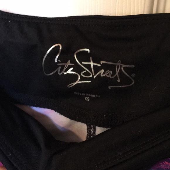 🌈City Streets Cropped Multicolor Leggings🌈 - Picture 3 of 4